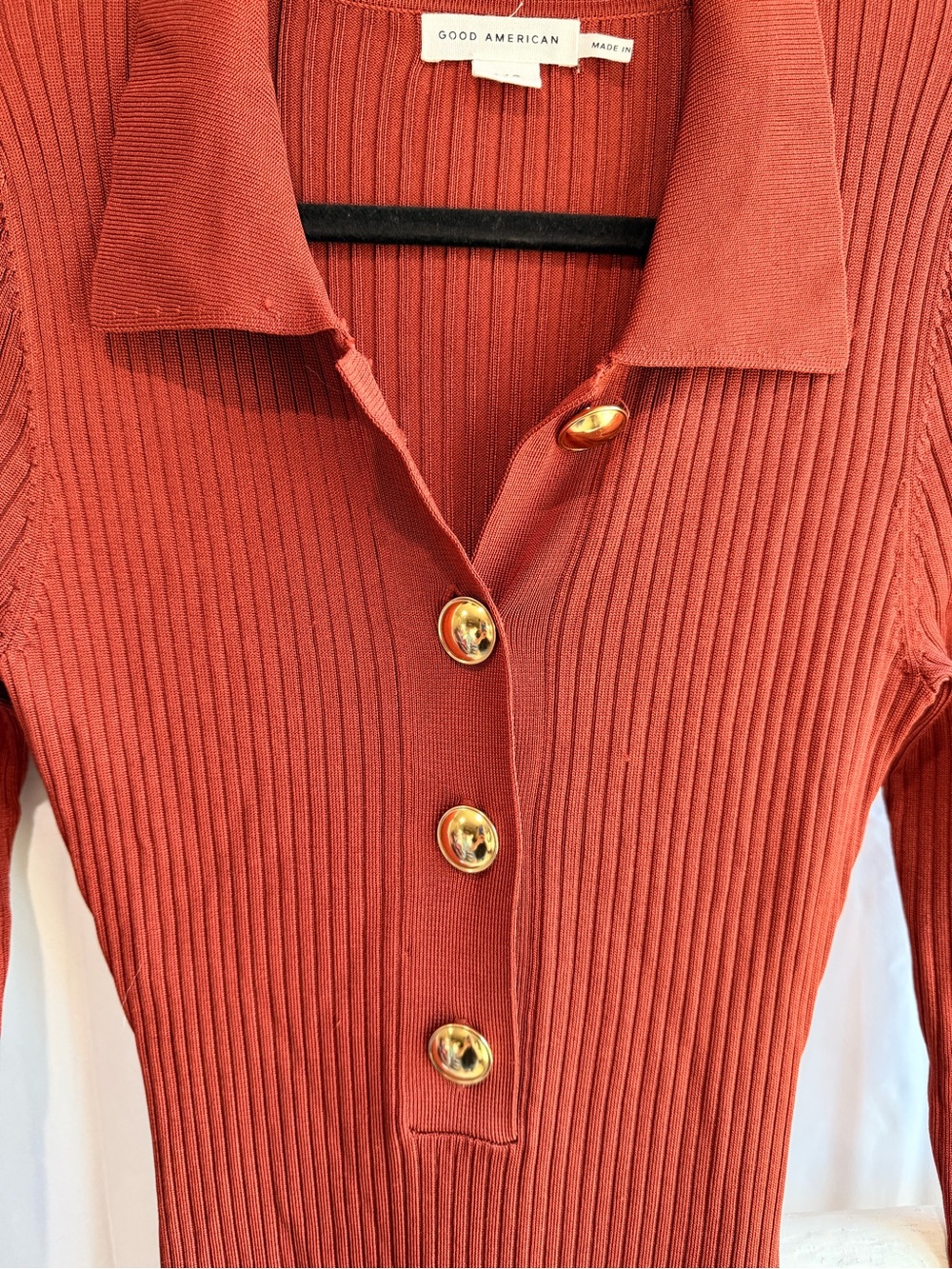Good American Ribbed Polo Sweater in Rust Red